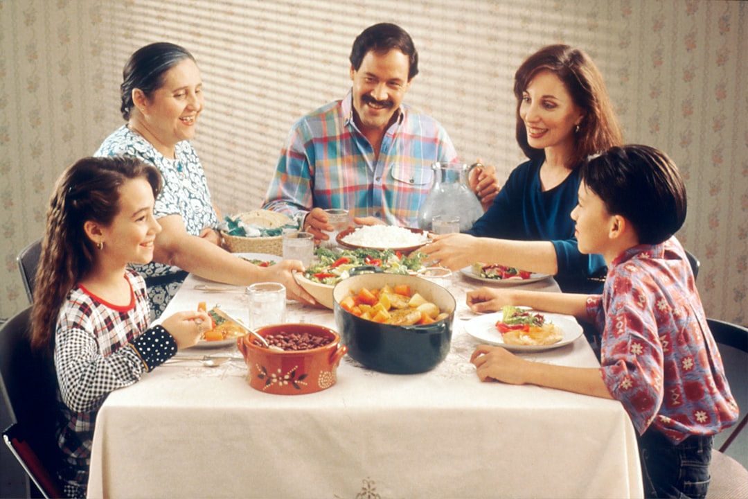 Familia organizando su presupuesto en México